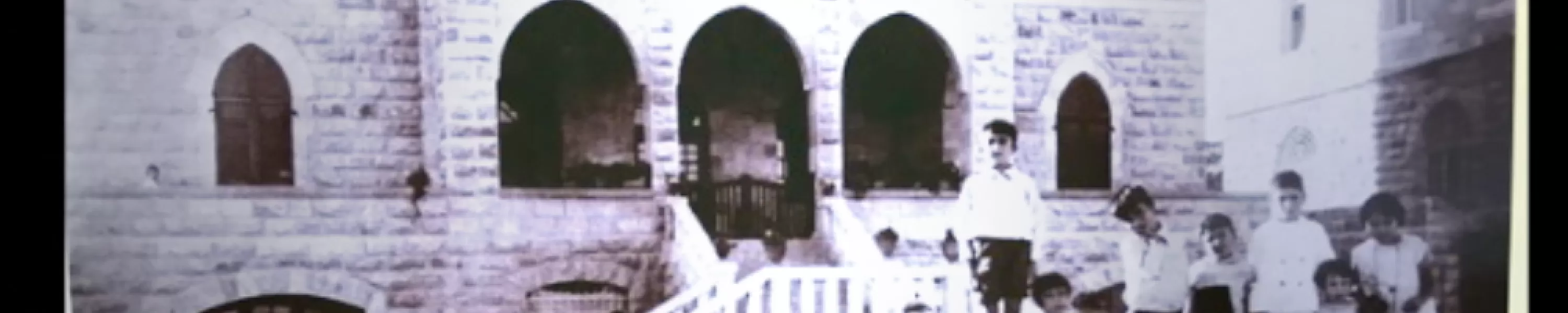 على عتبة الدار