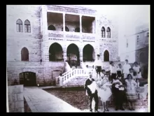 على عتبة الدار